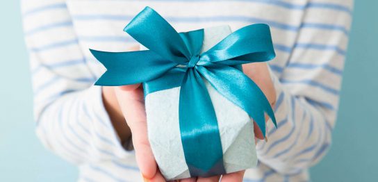 男性にプレンゼントを贈るには？選び方のポイントとおすすめ品を解説