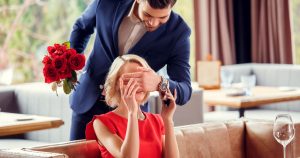 結婚記念日のプレゼントは何を贈る？選び方やおすすめアイテムをご紹介