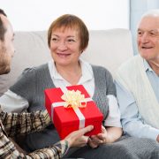 両親へのプレゼントのおすすめは？ 選び方やおすすめ商品を紹介