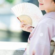 浴衣を際立たせる扇子の選び方は？素材の特徴と男女別のおすすめ品