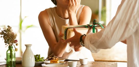 女性へのプレゼントの選び方は？予算の相場やおすすめの商品を紹介