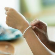 ブレスレットの選び方とは？ポイントと男女別でおすすめの商品を解説